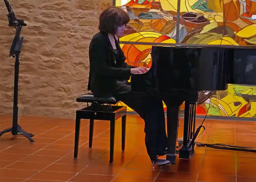 Ekaterina Derzhavina am Klavier.