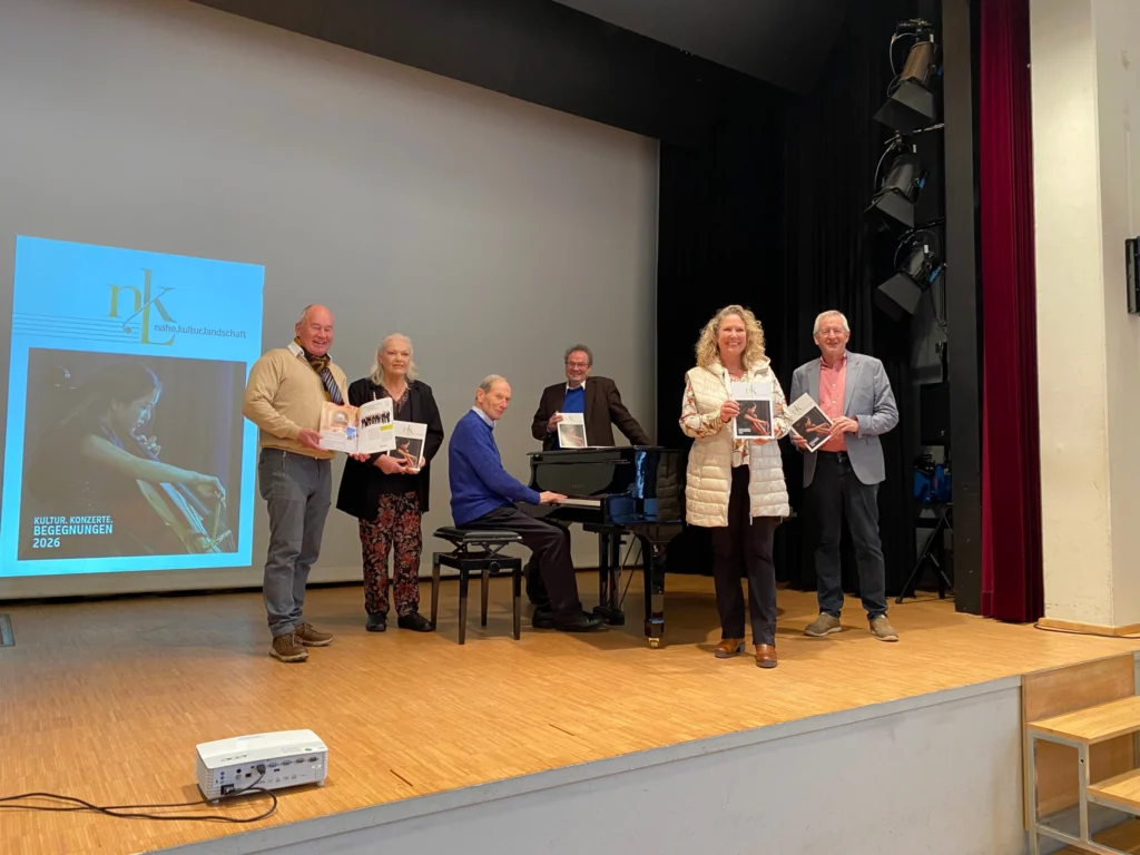 Präsentieren gemeinsam die neue Ausgabe des Magazins Nahe.Kultur.Landschaft 2026 im Theatersaal im Haus des Gastes: Norbert Theis, Eva Ebbeke, Werner Keym, Dr. Michael Vesper, Bettina Dickes und Rainer Lauf (v.l.). Foto: Simone Mager