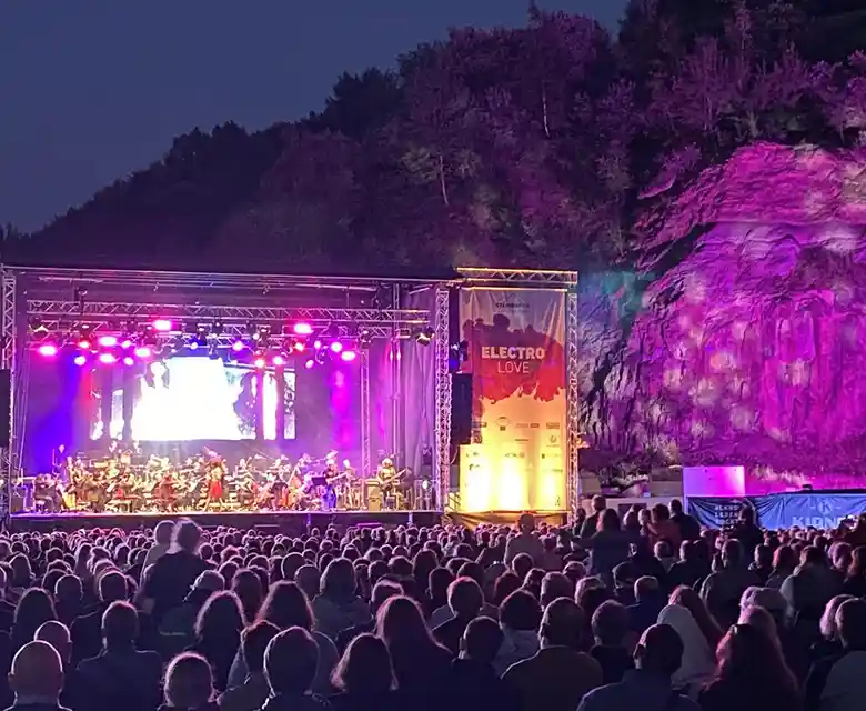 Blick auf die Bühne bei Klassik Sommer