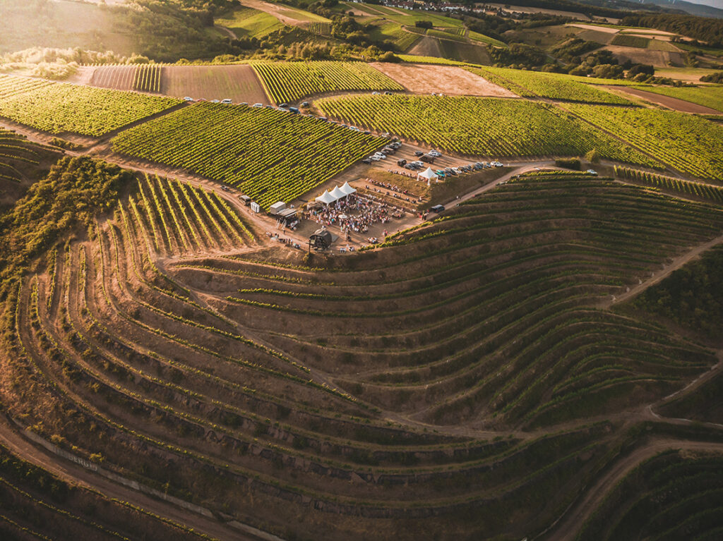 Drohnenaufnahme Gastronomie im Weinberg