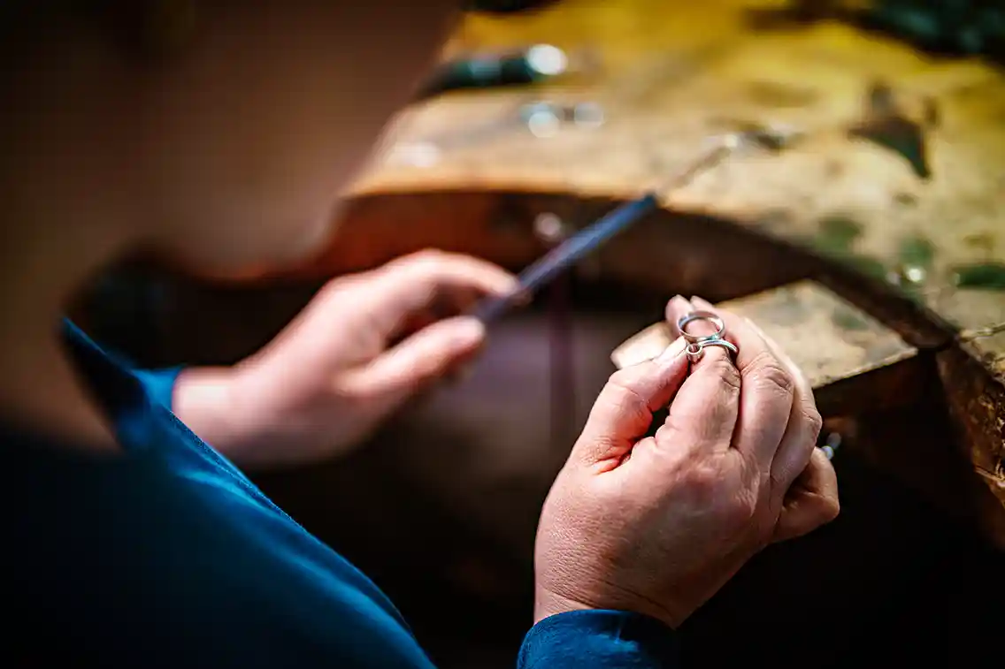 Hänger einer Goldschmiedin bei der Arbeit.