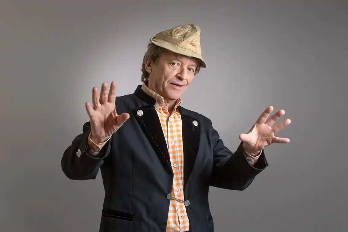 ZU sehen ist Erwin Pelzig.