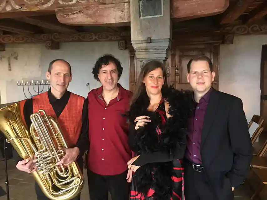 Formation Federboa und Zylinder