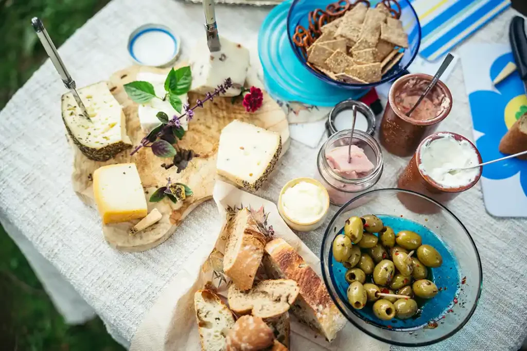 Picknick: Käse, Brot, Oliven
