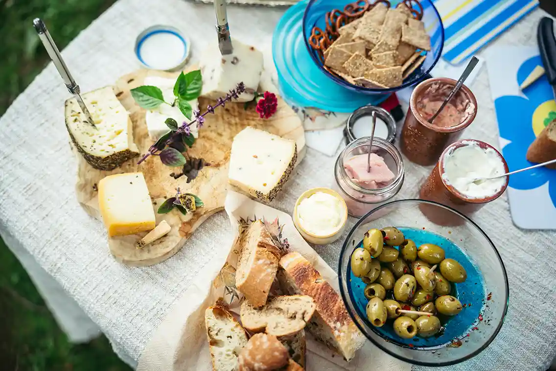Picknick: Käse, Brot, Oliven