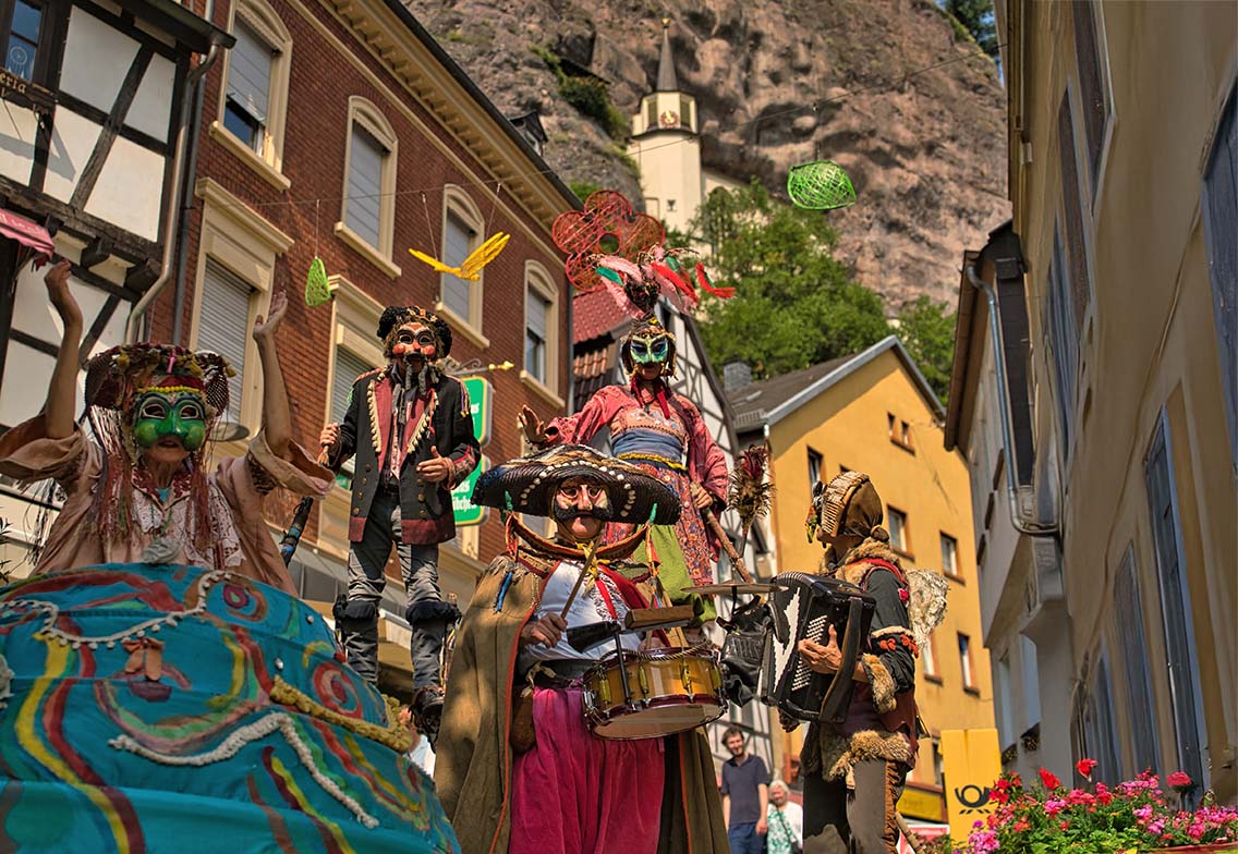 Akrobaten beim Straßentheater in Idar-Oberstein