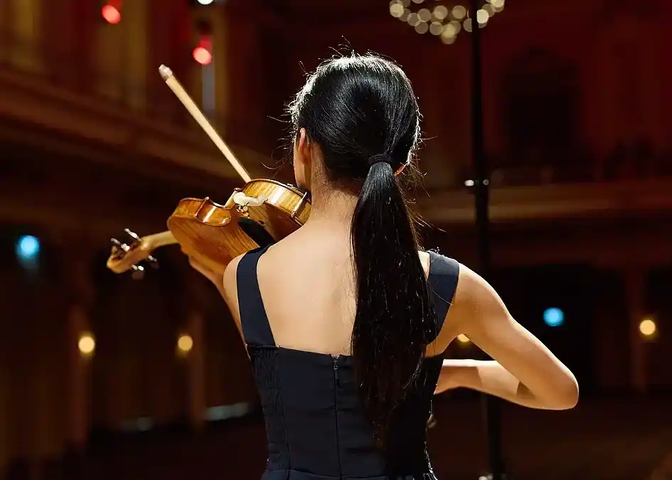 Junge Geigerin von hinten fotografiert. Foto: Oliver Borchert
